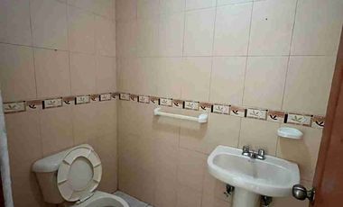 Casa en alquiler tres dormitorios sala de estar en Vía a la Costa