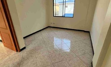 Casa en alquiler tres dormitorios sala de estar en Vía a la Costa