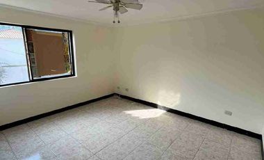 Casa en alquiler tres dormitorios sala de estar en Vía a la Costa