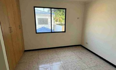 Casa en alquiler tres dormitorios sala de estar en Vía a la Costa