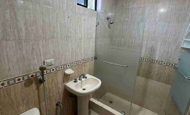 Casa en alquiler tres dormitorios sala de estar en Vía a la Costa