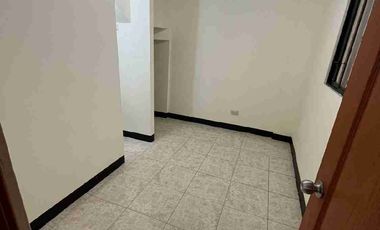 Casa en alquiler tres dormitorios sala de estar en Vía a la Costa