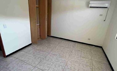 Casa en alquiler tres dormitorios sala de estar en Vía a la Costa
