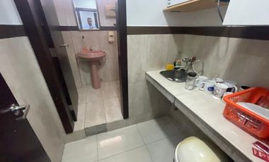 CIUDADELA LOS ALMENDROS VENDO PRECIOSA Y AMPLIA CASA ESQUINERA DE DOS PISOS CON AREAS DE OFICINA