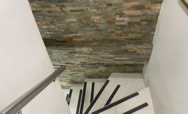 CIUDADELA LOS ALMENDROS VENDO PRECIOSA Y AMPLIA CASA ESQUINERA DE DOS PISOS CON AREAS DE OFICINA