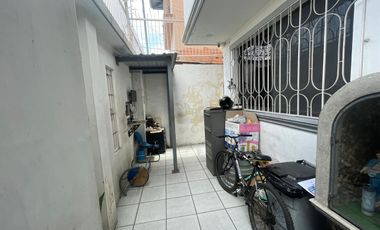 CIUDADELA LOS ALMENDROS VENDO PRECIOSA Y AMPLIA CASA ESQUINERA DE DOS PISOS CON AREAS DE OFICINA