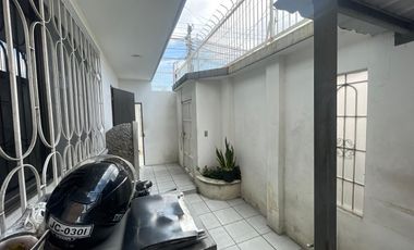 CIUDADELA LOS ALMENDROS VENDO PRECIOSA Y AMPLIA CASA ESQUINERA DE DOS PISOS CON AREAS DE OFICINA