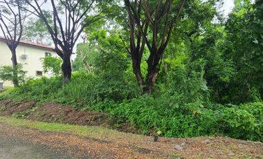 Terreno esquinero de venta en la Urbanización Lago de Capeira, 720 m2.