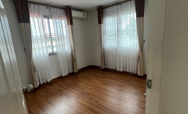 ขายด่วน!!! บ้านเดี่ยว 2 ชั้น หมู่บ้านซิรีนเฮ้าส์ บางนา บ้านกว้างโล่งโปร่ง เนื้อที่รอบบ้านเยอะ มุ้งลวดเหล็กดัดสแตนเลสพร้อมผ้าม่านทั้งหลัง เดินทางสะดวกใ