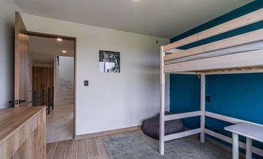 CASA EN VENTA FRENTE A ALBERCA. UBICADA A 15 MINUTOS DE CUERNAVACA, MORELOS; MÉXICO. ALBERCA, CANCHAS DEPORTIVAS, PET PARK Y ZONA DE YOGA.