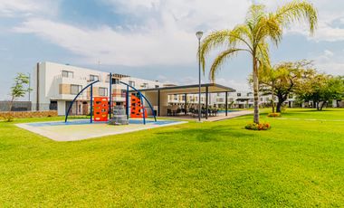 CASA EN VENTA FRENTE A ALBERCA. UBICADA A 15 MINUTOS DE CUERNAVACA, MORELOS; MÉXICO. ALBERCA, CANCHAS DEPORTIVAS, PET PARK Y ZONA DE YOGA.