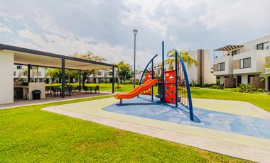 CASA EN VENTA FRENTE A ALBERCA. UBICADA A 15 MINUTOS DE CUERNAVACA, MORELOS; MÉXICO. ALBERCA, CANCHAS DEPORTIVAS, PET PARK Y ZONA DE YOGA.