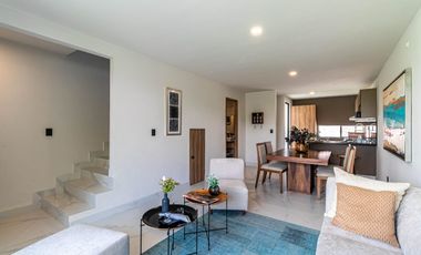 CASA EN VENTA FRENTE A ALBERCA. UBICADA A 15 MINUTOS DE CUERNAVACA, MORELOS; MÉXICO. ALBERCA, CANCHAS DEPORTIVAS, PET PARK Y ZONA DE YOGA.