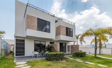 CASA EN VENTA FRENTE A ALBERCA. UBICADA A 15 MINUTOS DE CUERNAVACA, MORELOS; MÉXICO. ALBERCA, CANCHAS DEPORTIVAS, PET PARK Y ZONA DE YOGA.