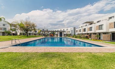 CASA EN VENTA FRENTE A ALBERCA. UBICADA A 15 MINUTOS DE CUERNAVACA, MORELOS; MÉXICO. ALBERCA, CANCHAS DEPORTIVAS, PET PARK Y ZONA DE YOGA.