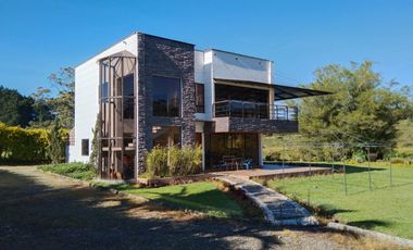 CASA FINCA EN VENTA - VIA RIONEGRO LA CEJA - SECTOR EL CANADÁ