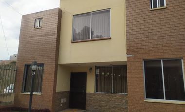 VENTA-BONITA CASA EN VENTA  COMODA CASA MODERNA EN EL SECTOR DE PISIN AL SUR DE RIOBAMBA/URBEC