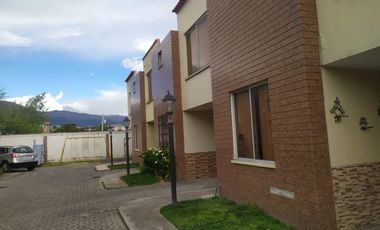 VENTA-BONITA CASA EN VENTA  COMODA CASA MODERNA EN EL SECTOR DE PISIN AL SUR DE RIOBAMBA/URBEC