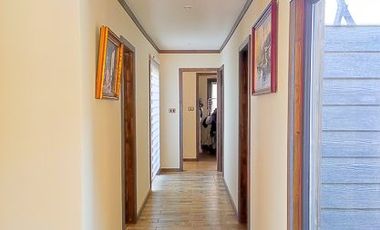 León Propiedades vende casa estilo mediterraneo en Sector Miraflores, Curacavi,