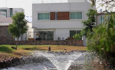 Casa en Venta dentro de Fraccionamiento, El Pueblito, Querétaro