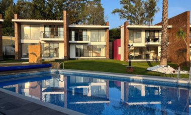 VENTA DE CASAS EN EXCLUSIVO RESIDENCIAL CON ALBERCA EN TLAYACAPAN