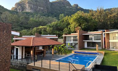 VENTA DE CASAS EN EXCLUSIVO RESIDENCIAL CON ALBERCA EN TLAYACAPAN