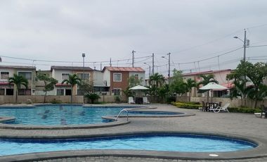 Se alquila casa de 2 plantas en Duran City