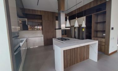 New, Modern One Level Home With Lake and Many Extras - Top Community Llanogrande