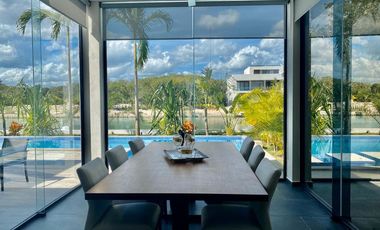 Moderna y exclusiva casa frente a la marina y con muelle propio