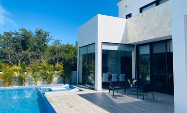 Moderna y exclusiva casa frente a la marina y con muelle propio