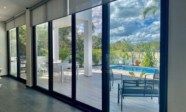 Moderna y exclusiva casa frente a la marina y con muelle propio