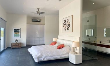 Moderna y exclusiva casa frente a la marina y con muelle propio