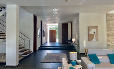 Moderna y exclusiva casa frente a la marina y con muelle propio