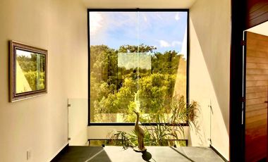 Moderna y exclusiva casa frente a la marina y con muelle propio