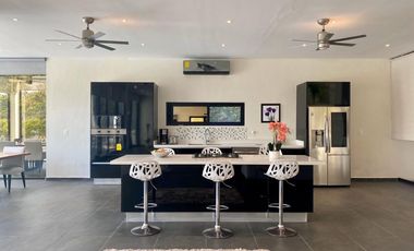 Moderna y exclusiva casa frente a la marina y con muelle propio