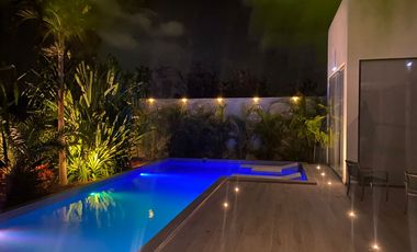 Moderna y exclusiva casa frente a la marina y con muelle propio