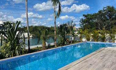 Moderna y exclusiva casa frente a la marina y con muelle propio