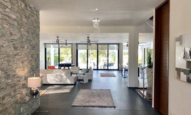 Moderna y exclusiva casa frente a la marina y con muelle propio