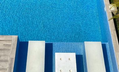 Moderna y exclusiva casa frente a la marina y con muelle propio