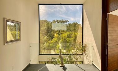 Moderna y exclusiva casa frente a la marina y con muelle propio