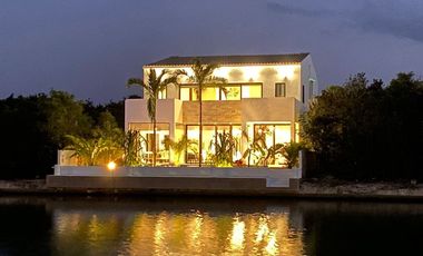 Moderna y exclusiva casa frente a la marina y con muelle propio