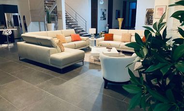 Moderna y exclusiva casa frente a la marina y con muelle propio