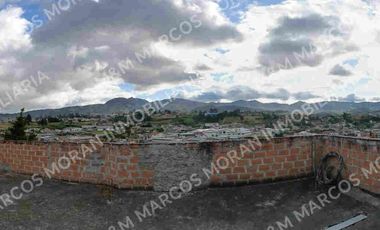 Venta de Casa de 3 Pisos Sector La Campiña, Turunuma, Loja