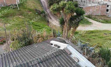 Venta de Casa de 3 Pisos Sector La Campiña, Turunuma, Loja