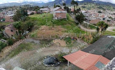 Venta de Casa de 3 Pisos Sector La Campiña, Turunuma, Loja