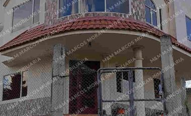 Venta de Casa de 3 Pisos Sector La Campiña, Turunuma, Loja