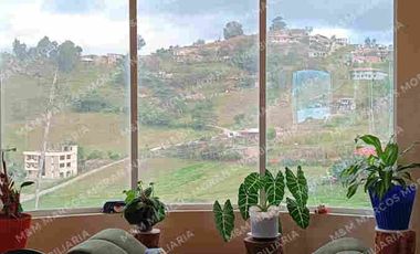 Venta de Casa de 3 Pisos Sector La Campiña, Turunuma, Loja