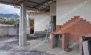 Venta de Casa de 3 Pisos Sector La Campiña, Turunuma, Loja