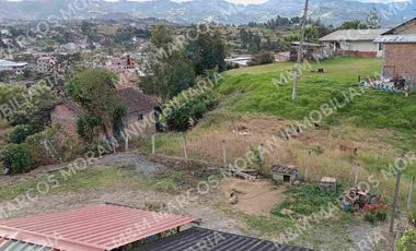 Venta de Casa de 3 Pisos Sector La Campiña, Turunuma, Loja
