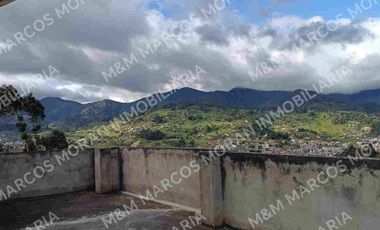 Venta de Casa de 3 Pisos Sector La Campiña, Turunuma, Loja